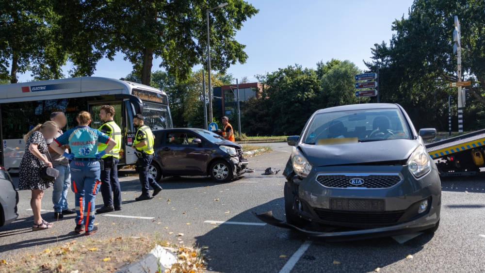 Twee auto’s botsen op elkaar bij oprit A20 in Schiedam