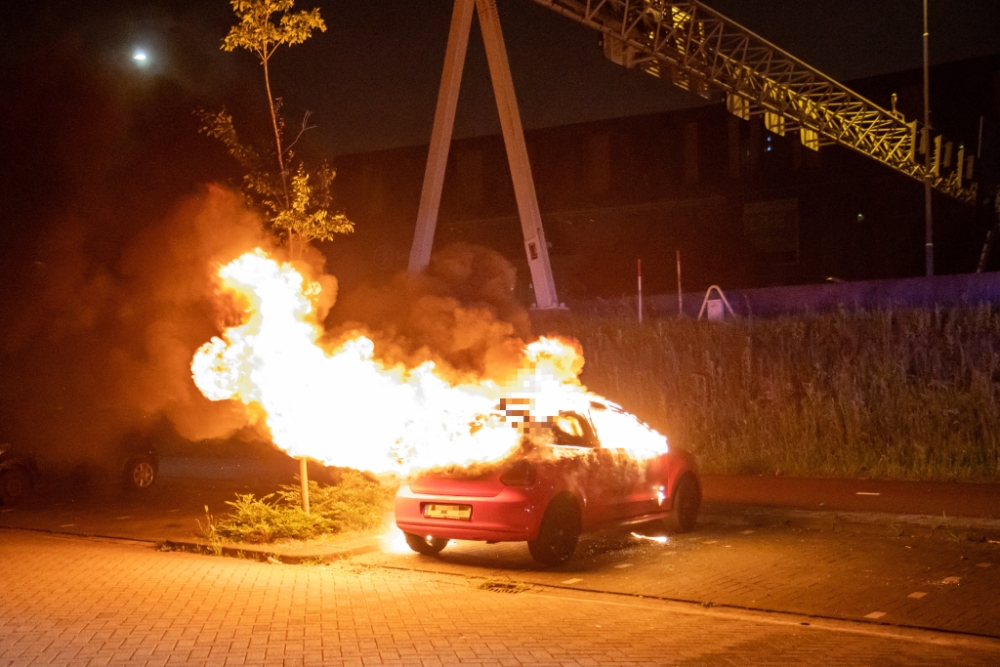 Auto brandt uit in Schiedam: politie zoekt getuigen