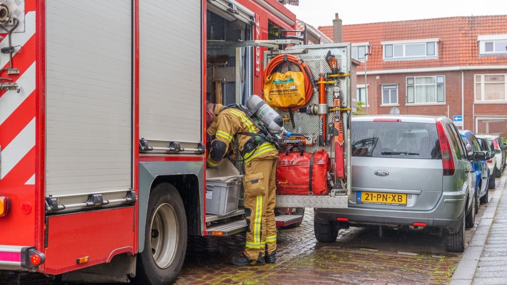 Brandweer rukt uit voor stinkend goedje in Vlaardingse steeg