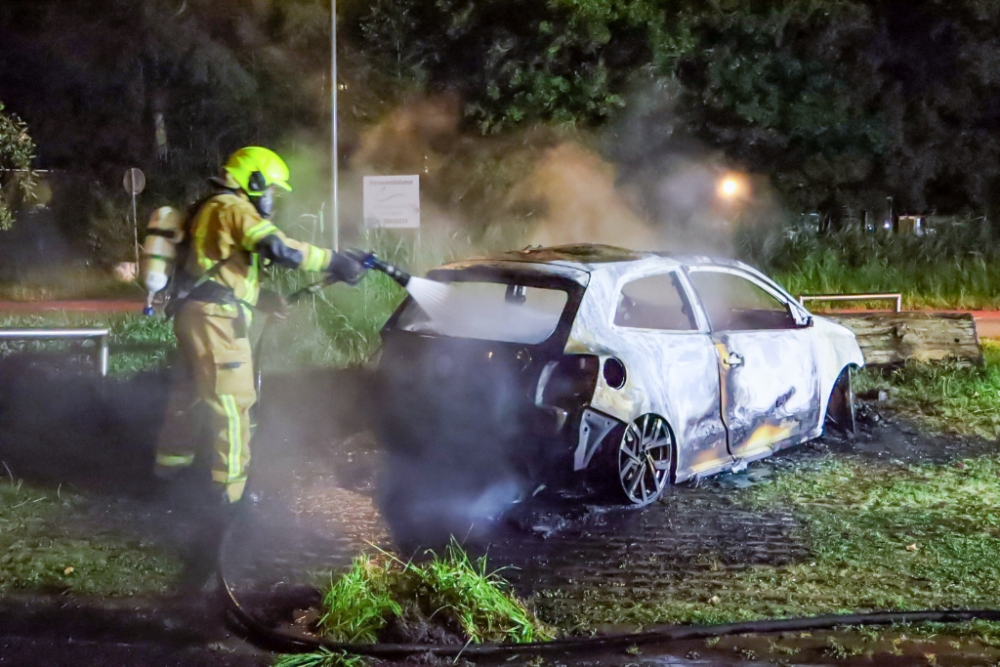 Geparkeerde auto uitgebrand