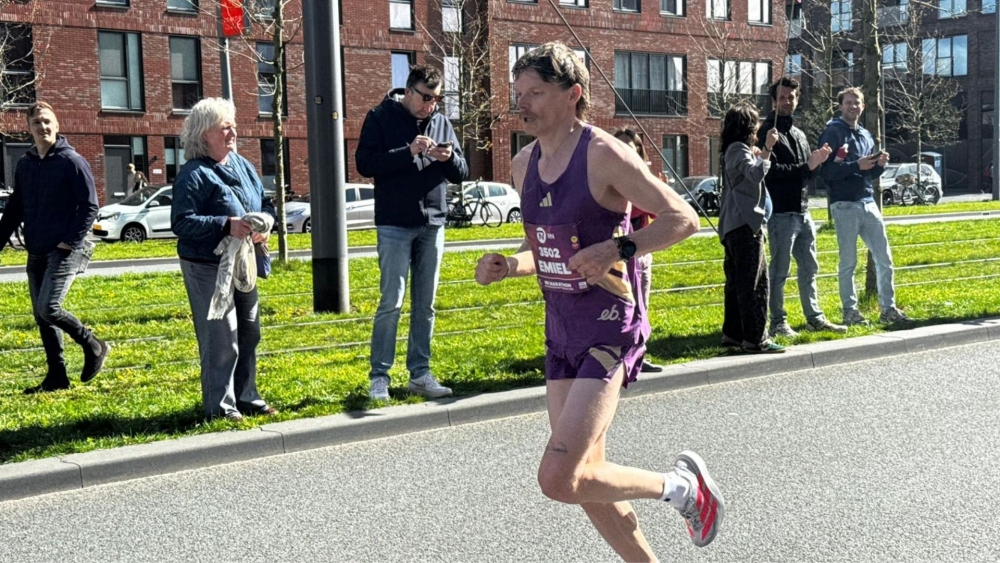 Geen PR voor Schiedammer Emiel Berghout bij de marathon: 'Dan moet je schakelen'