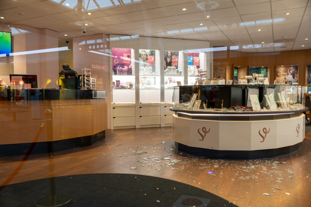 Overval op juwelier in Hof van Spaland, twee verdachten aangehouden