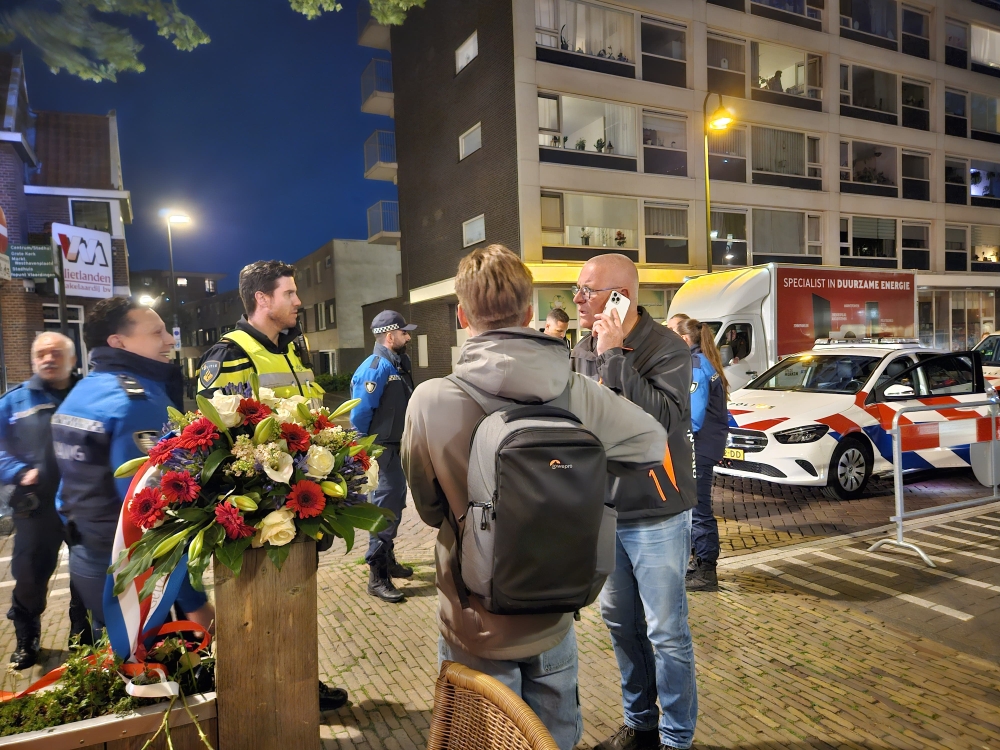 Handhaving, politie en de organisatie van de Bevrijdingstaptoe vlak nadat de man werd aangehouden en meegenomen naar het bureau