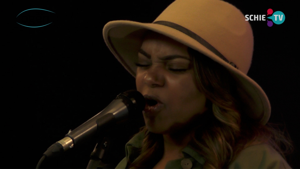 Live optreden Kim Petite met het nummer Killing Me Softly