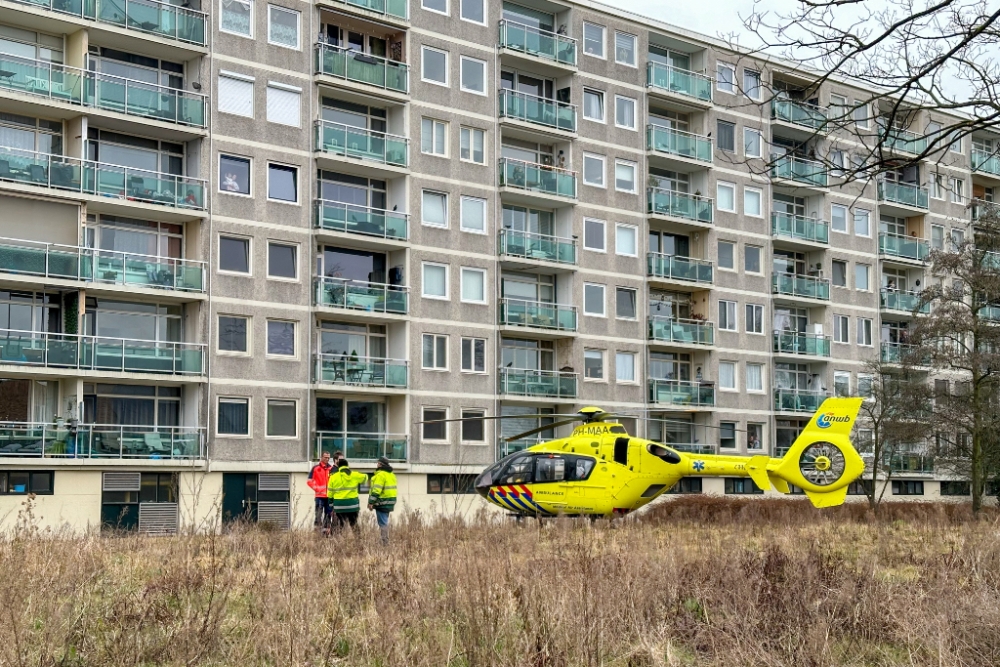 Traumahelikopter landt achter flat