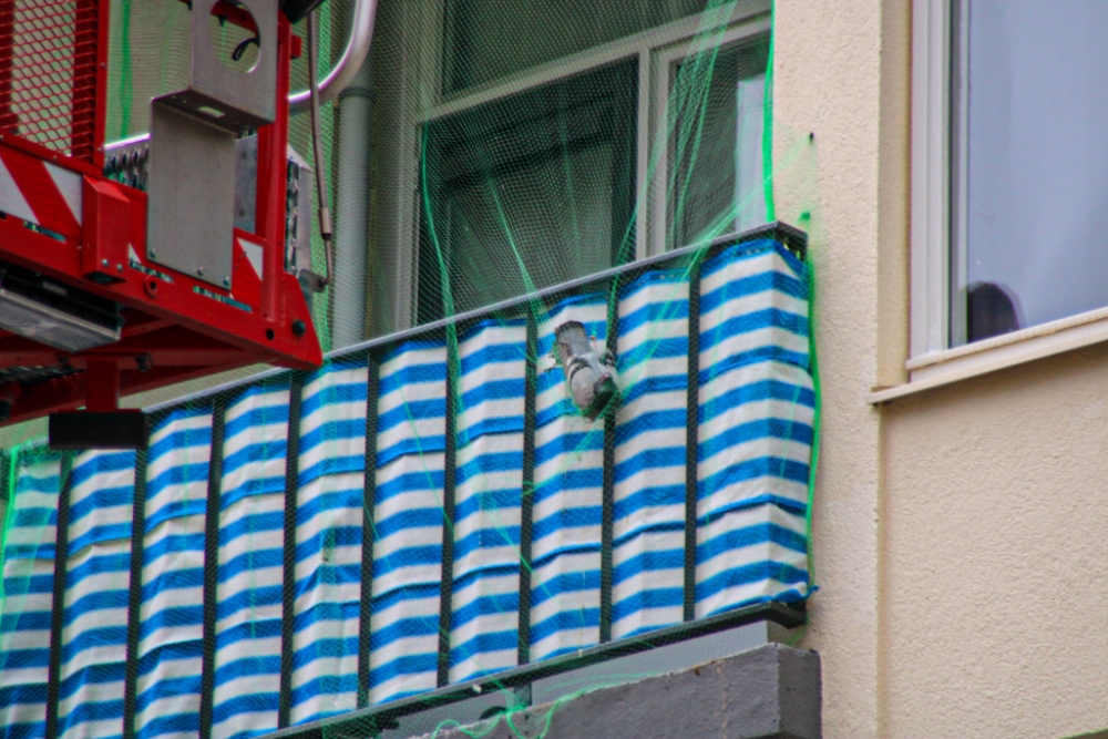 Brandweer redt duif die verstrikt zit in net op balkon