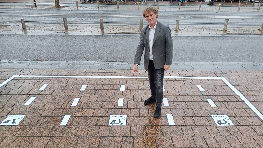 Wethouder Frans Hamerslag bij de hub aan de Broersvest