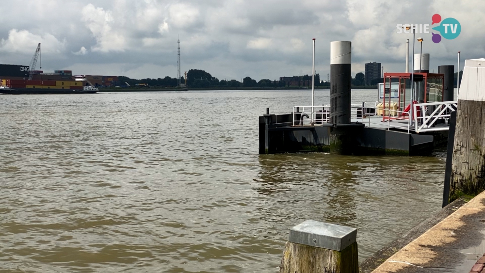 De Maas kleurt chocoladebruin: ‘Het is onverstandig om nu een duik in de Maas te nemen’