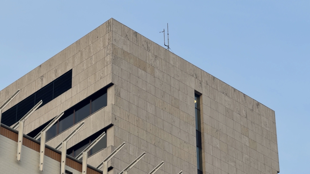 Ambtenarentoren gemeente Schiedam plat door onderhoud: geen stroom en water