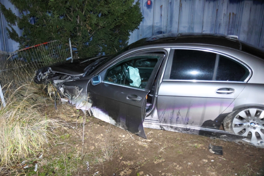 Auto vliegt over andere wagens heen en raakt zwaar beschadigd, bestuurder aangehouden