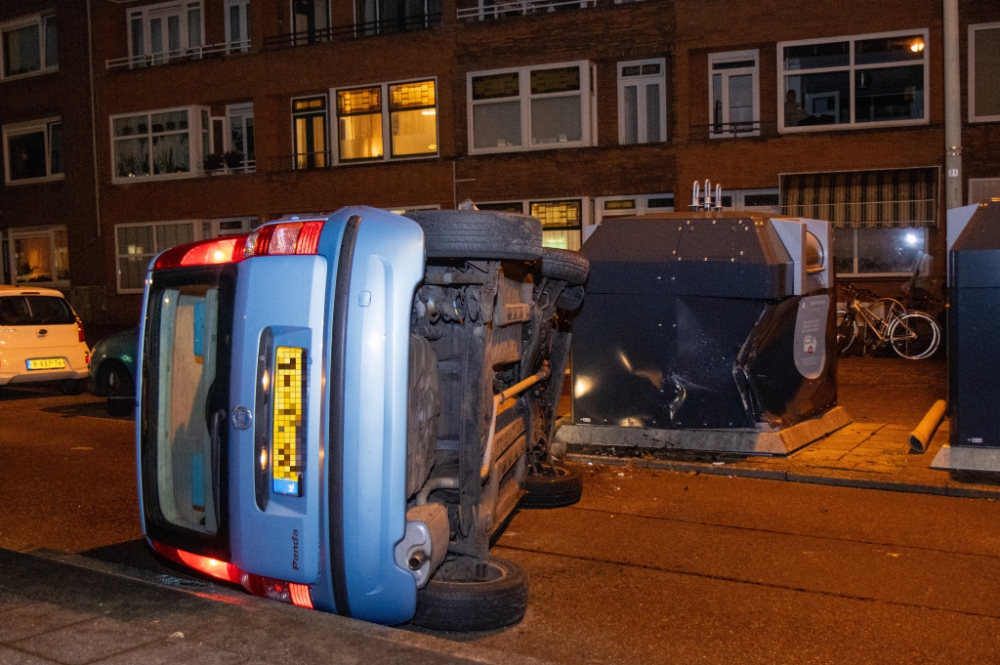 Auto komt op zijkant terecht naar aanrijding met vuilcontainer op Rotterdamsedijk