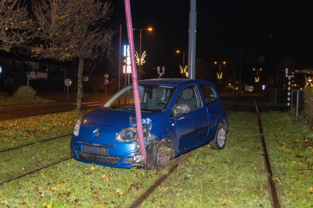 Auto knalt op paal en boom na uitwijkmanoeuvre op de Scheepvaartweg