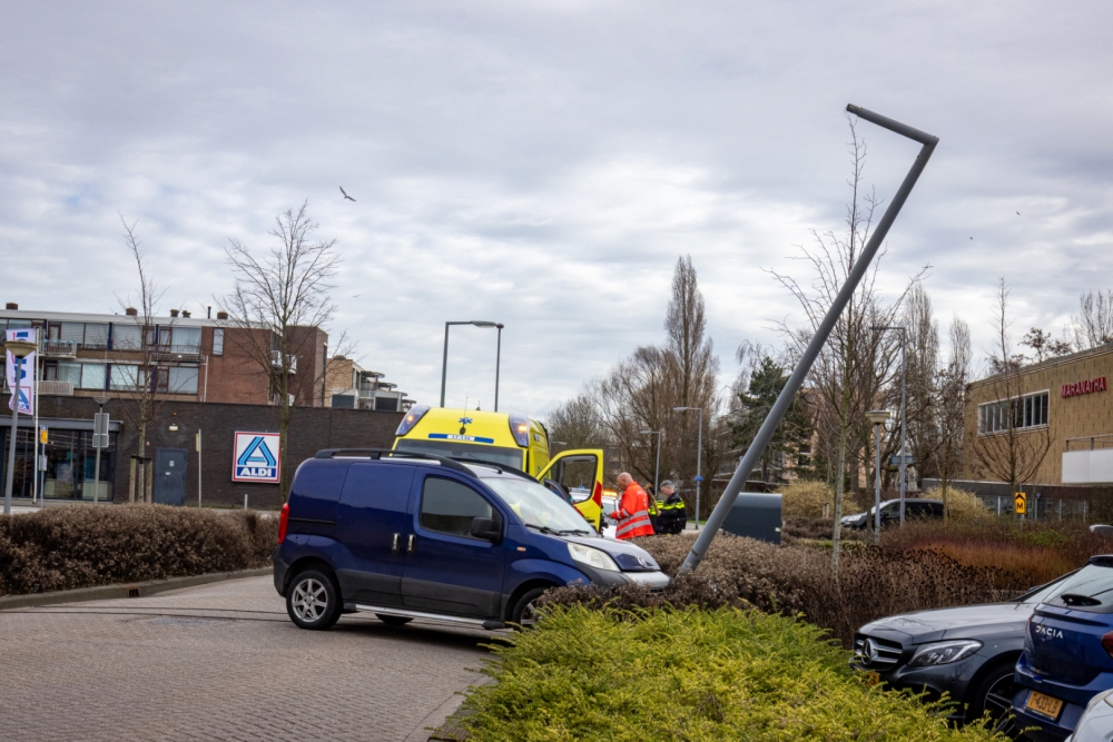 Dronken automobilst ramt lantaarnpaal in Westwijk