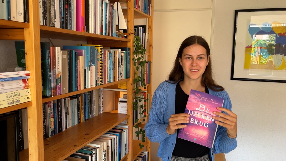 Charlotte (17) brengt na vier jaar schrijven haar eerste boek uit