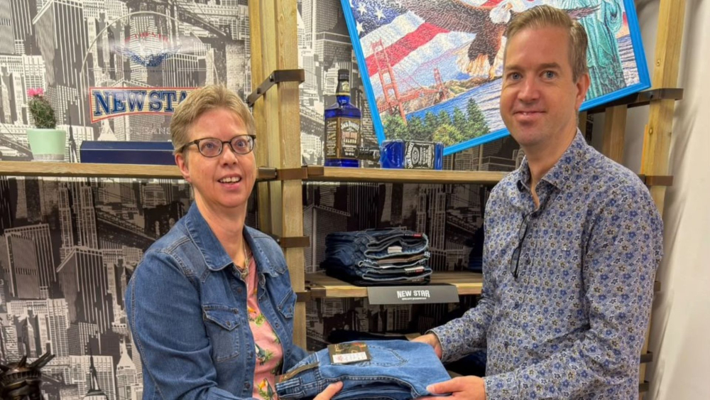 Michel en Jolanda stoppen na 42 jaar met jeansstore door leeglopend winkelcentrum