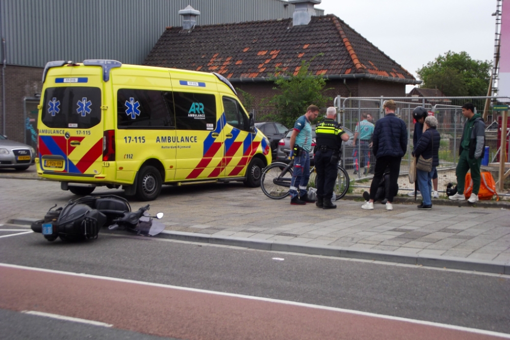 Scooterrijder raakt lichtgewond bij aanrijding met auto