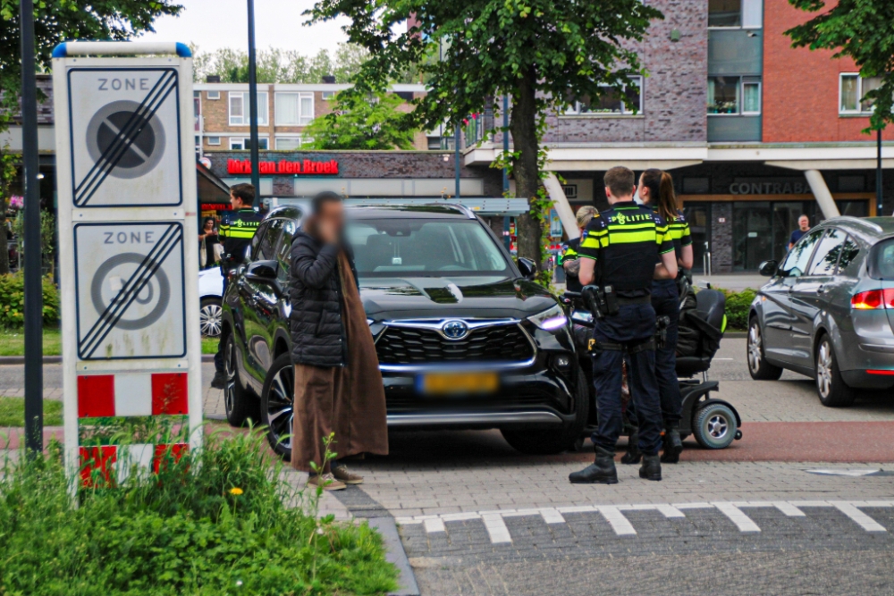 Botsing tussen scootmobiel en auto leidt tot verkeersdrukte