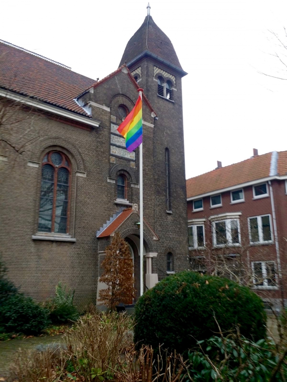 Schiedamse kerk hijst regenboogvlag