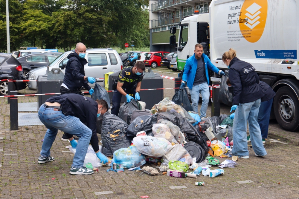 Vlaardings zaakje stinkt: politie zoekt naar vuilniszak in container