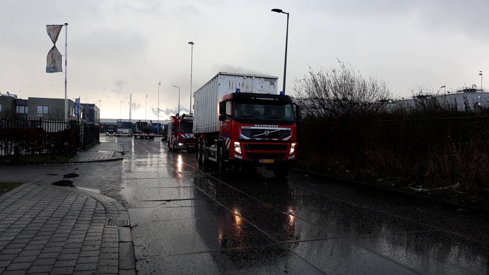 Containerbrand in milieustraat zorgt voor veel rook