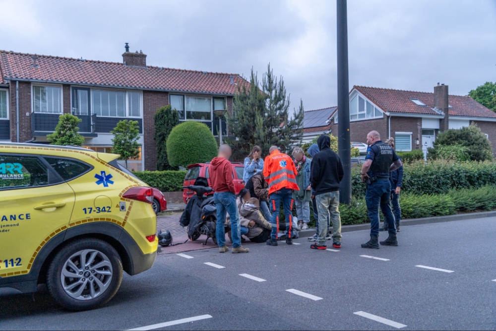 Scooterrijder gewond na aanrijding met auto