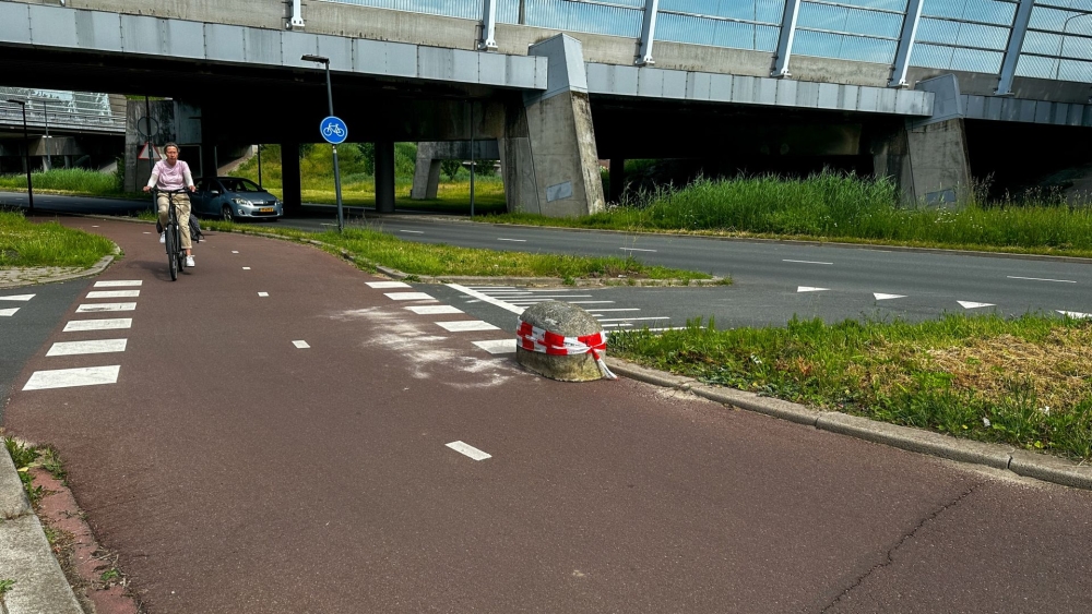 Oppassen voor fietsers: afzetblok ligt in de weg op fietspad bij Hargalaan