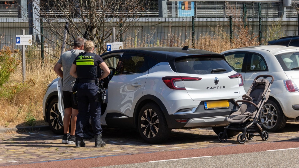 Auto rijdt achteruit en botst op kinderwagen met jongetje erin