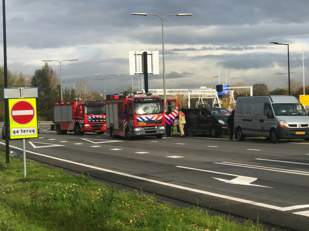 Autobrand op afrit snelweg