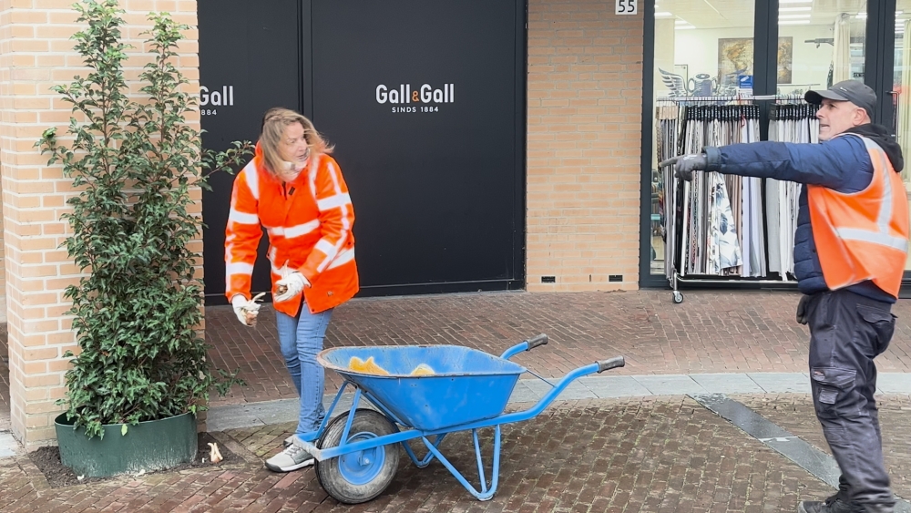 Wethouder steekt handen uit de mouwen bij extra schoonmaakbeurt De Loper