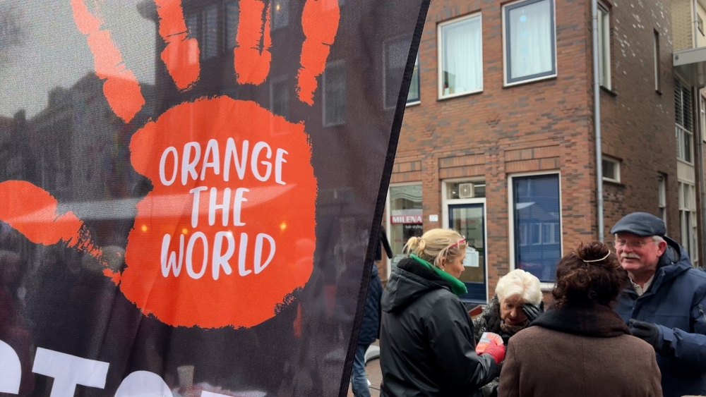 Gesprek op Schiedamse markt over geweld tegen vrouwen: ‘Belangrijk dat we alert zijn’