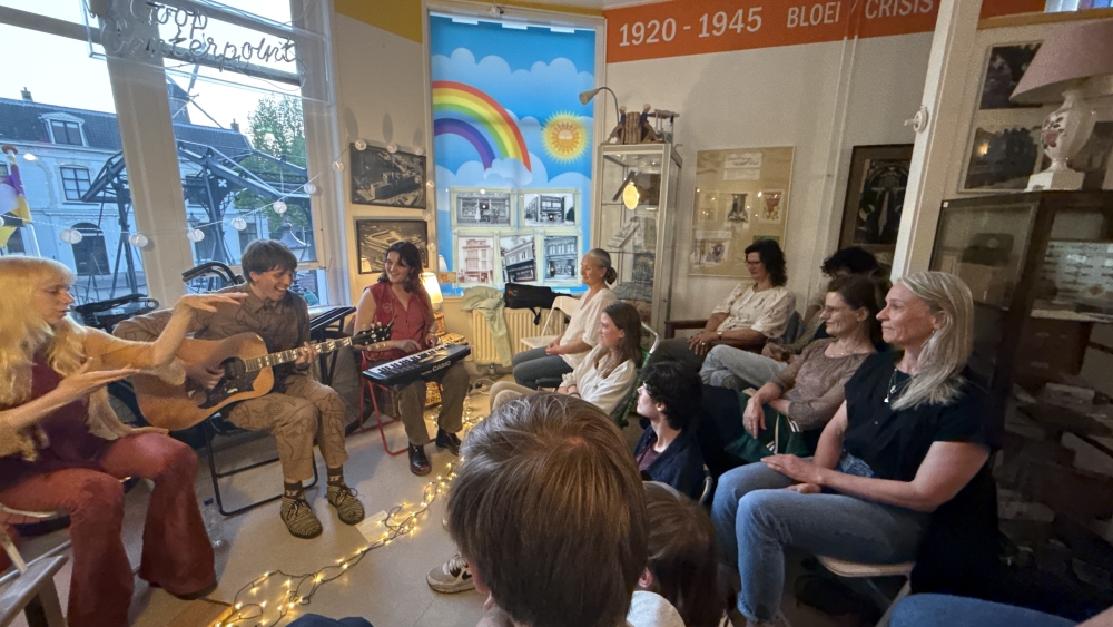 Eerste ‘knusse’ Molentonen concert in Coöperatiemuseum: ‘Zo ervaar je muziek’