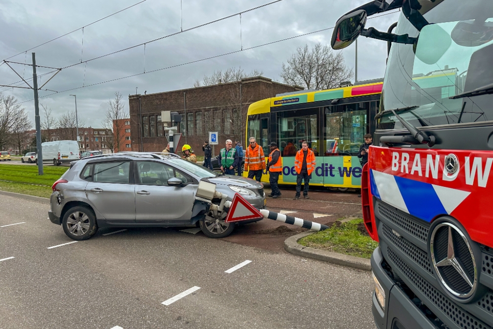 Auto ziet tram over het hoofd, bestuurder gewond