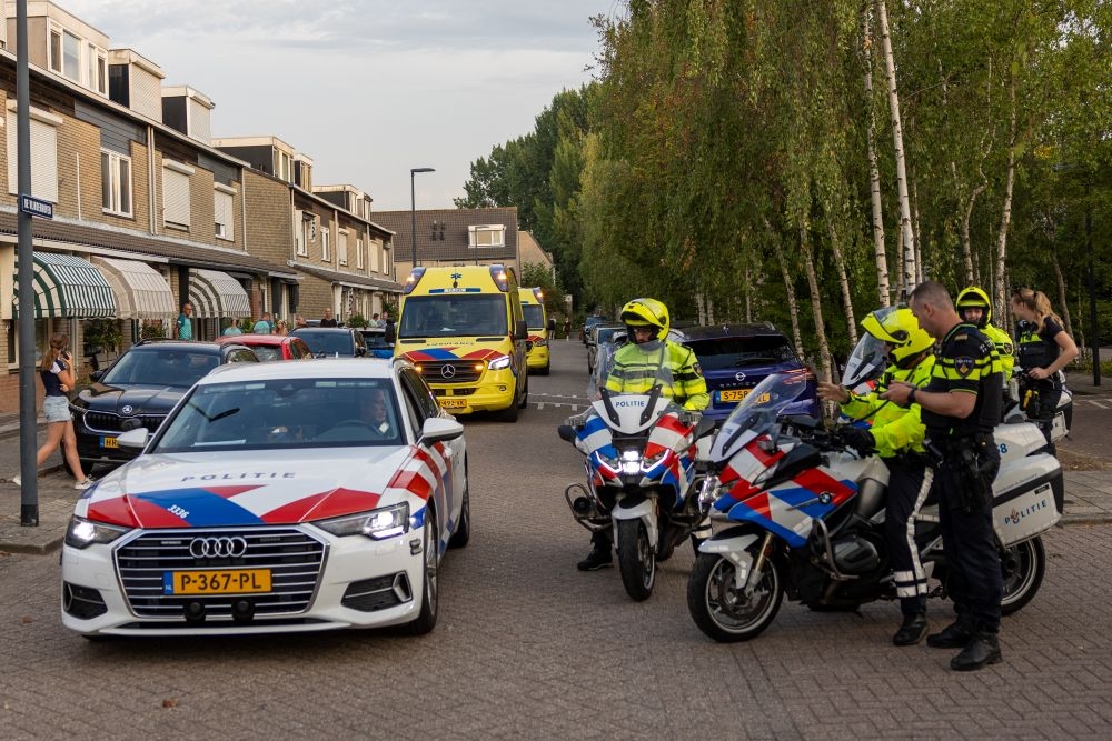 Veel hulpdiensten voor medische noodsituatie, patiënt met spoedtransport naar ziekenhuis