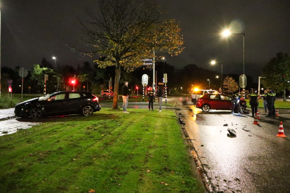 Straat bezaaid met brokstukken na botsing tussen twee auto&#039;s