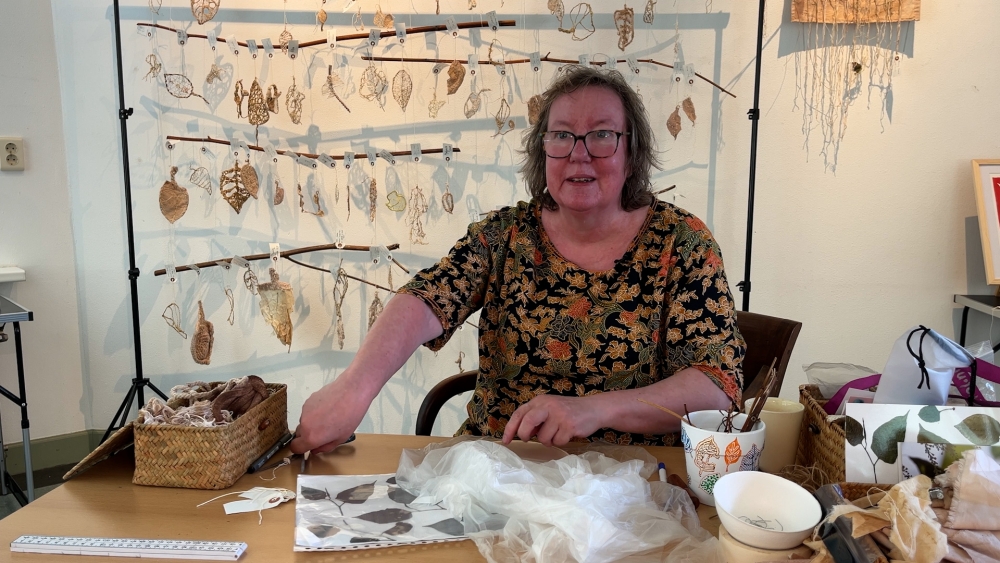 Inge maakt kunst van Japanse duizendknoop: ‘Rotplant, maar je kan er wel wat mee’