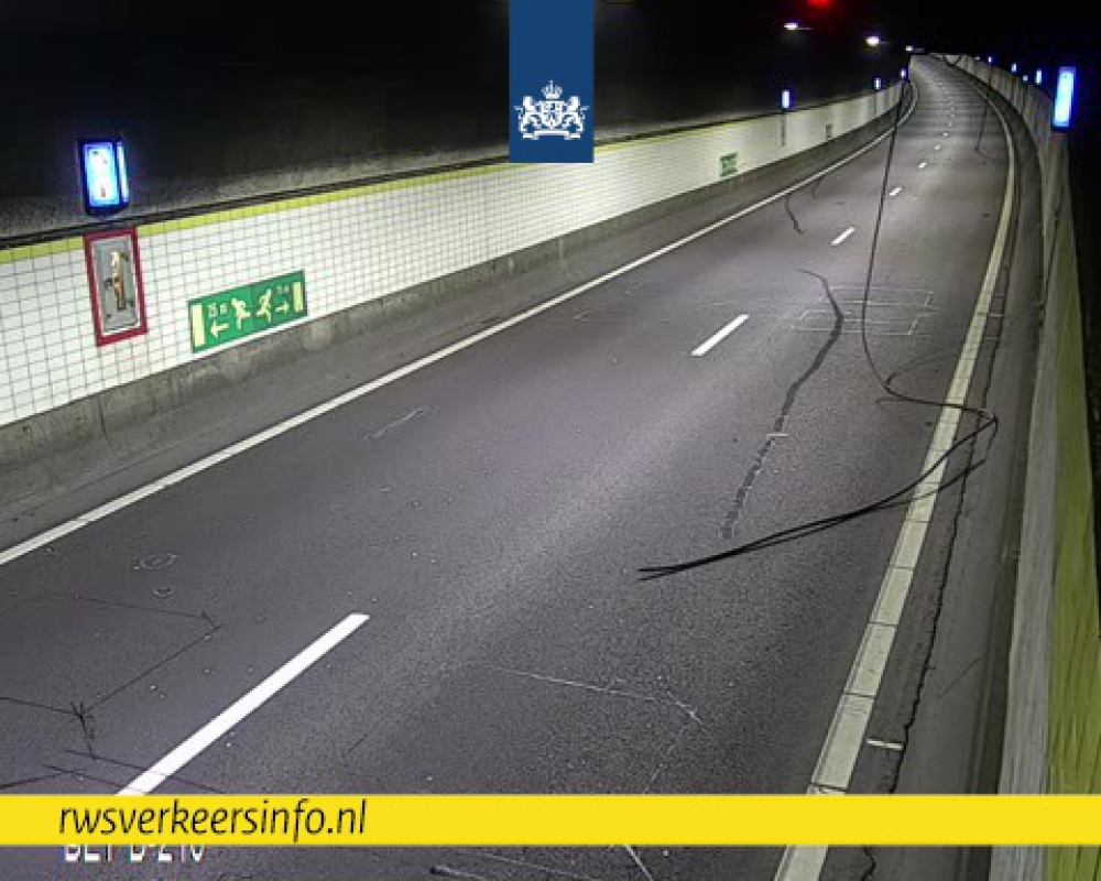 Buis Beneluxtunnel dicht door hangende kabel