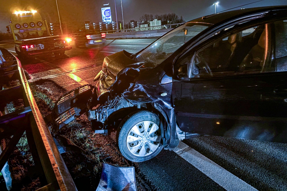 Auto botst op vangrail bij Kethelplein: bestuurder gewond