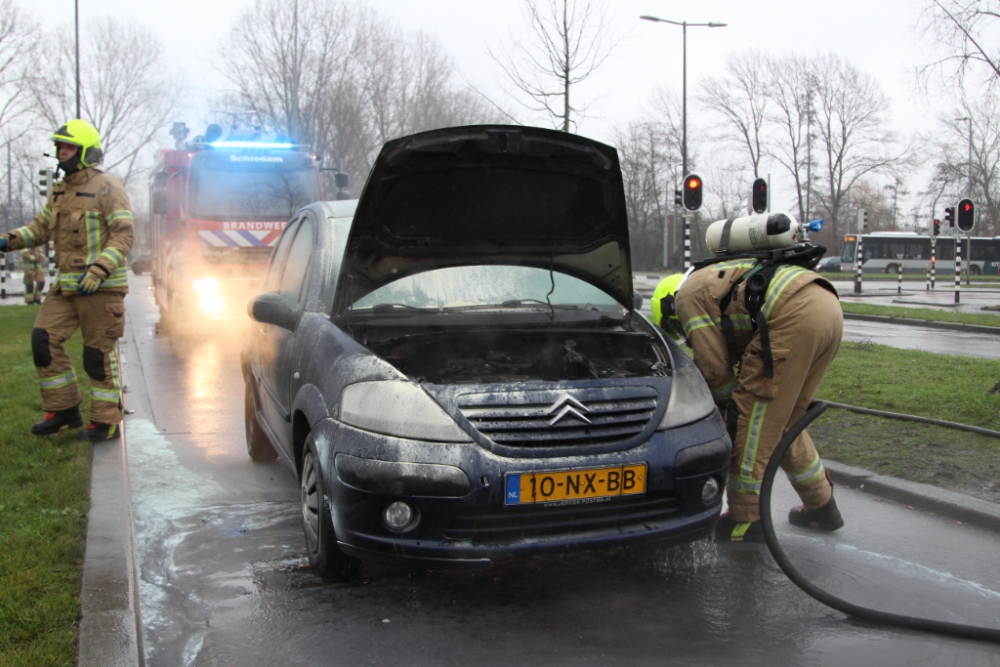 Medewerkers veegwagentje Irado blussen autobrand