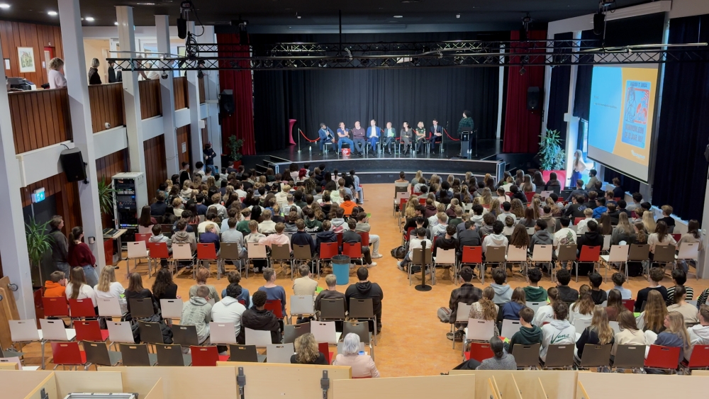 Debat met verschillende politieke partijen en leerlingen op het Spieringshoek