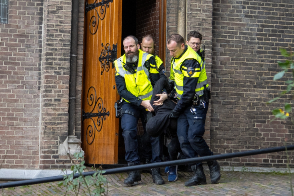 Ongewenste kerkbezoeker uit de banken van de Liduina Basiliek gesleurd