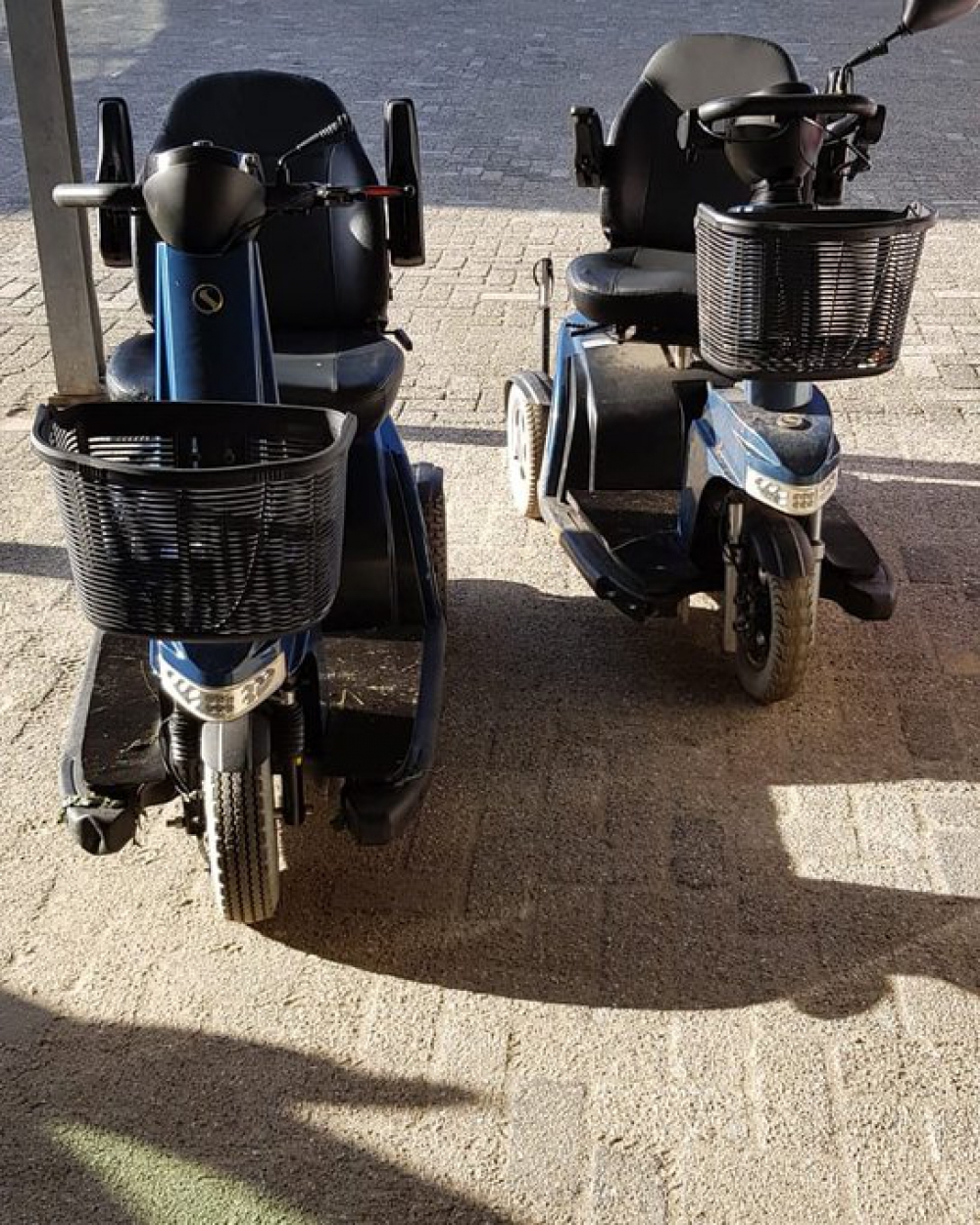 Twee aanhoudingen na crossen met gestolen scootmobielen