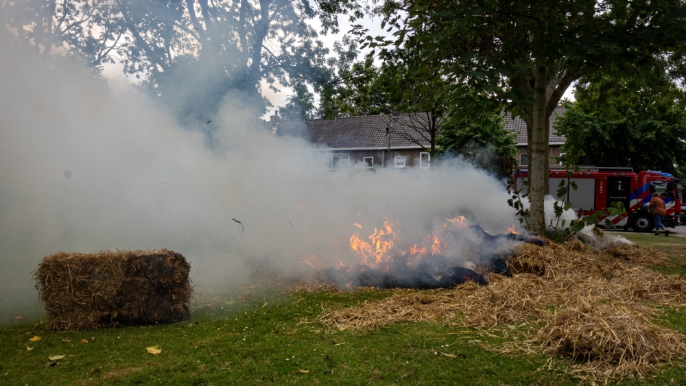 Hooibalen in brand gestoken in Schiedam, Tuindorp heeft last van de rook