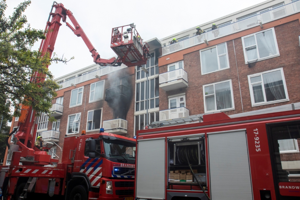 Moeder en kind van balkon gered bij brand