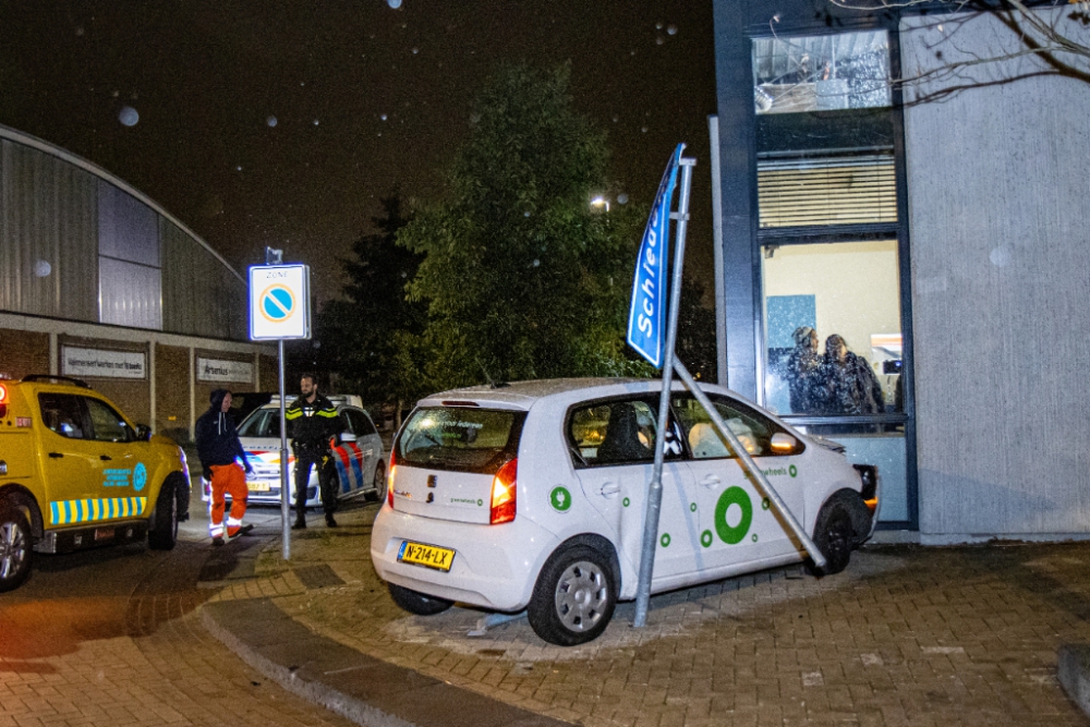 Auto ramt gevel van pand waar directeur transportbedrijf zit te werken