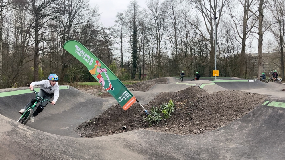 Kinderen enthousiast over nieuwe pumptrack: sneller, soepeler en dichterbij