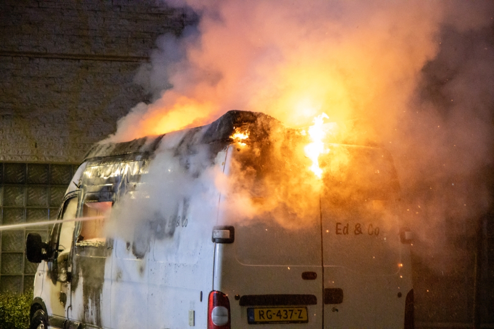 Bestelbus brandt volledig uit