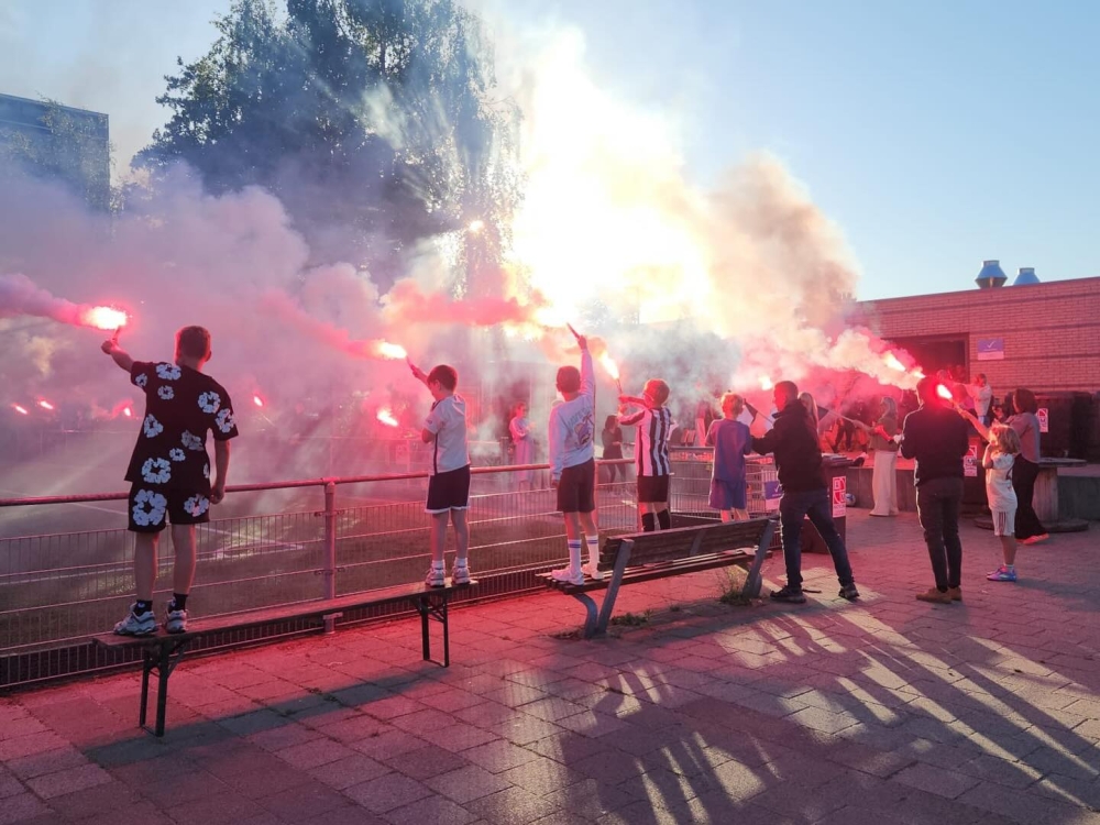 Fakkels bij laatste training voor kampioenswedstrijd Zwaluwen: ‘Nog één keer vlammen’