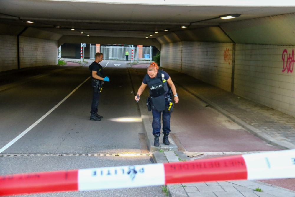 Schietpartij bij tunneltje onder de A20, 22-jarige man gewond naar het ziekenhuis