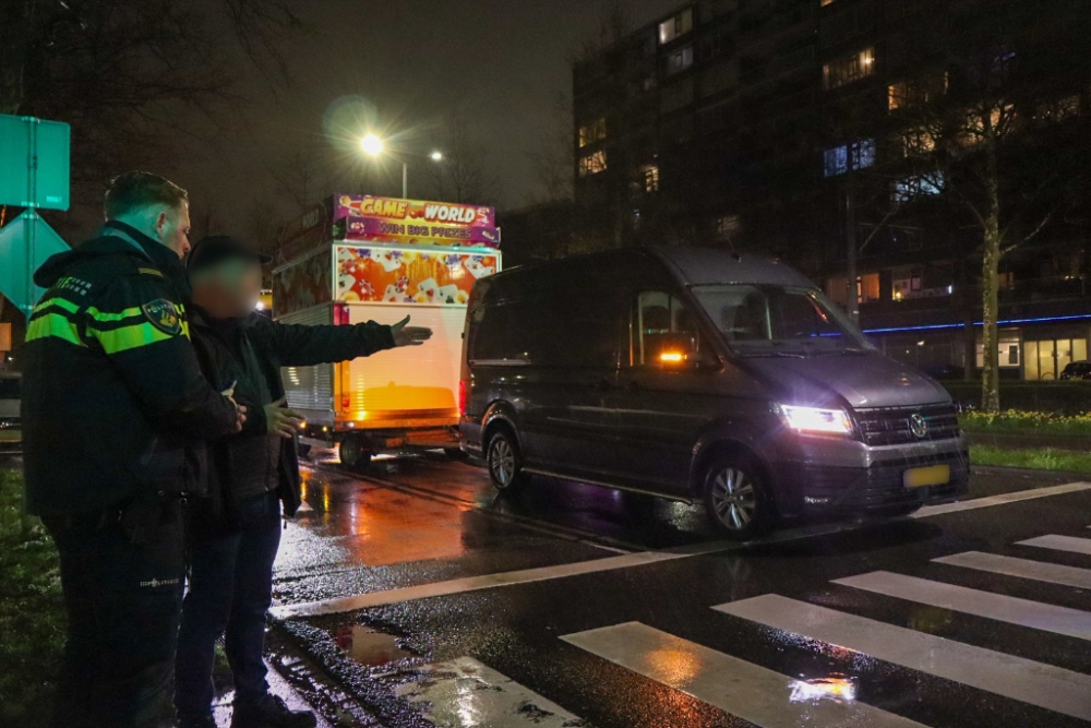Kermiswagen rijdt voetganger op zebrapad aan in Schiedam-Centrum