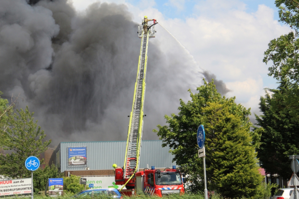 Rook van grote brand Berkel en Rodenrijs te zien in Schiedam